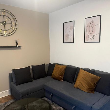 Home Sweet Home In Rg1 With Free Parking Reading Exterior foto