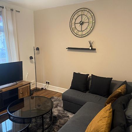 Home Sweet Home In Rg1 With Free Parking Reading Exterior foto