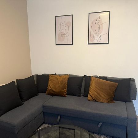 Home Sweet Home In Rg1 With Free Parking Reading Exterior foto