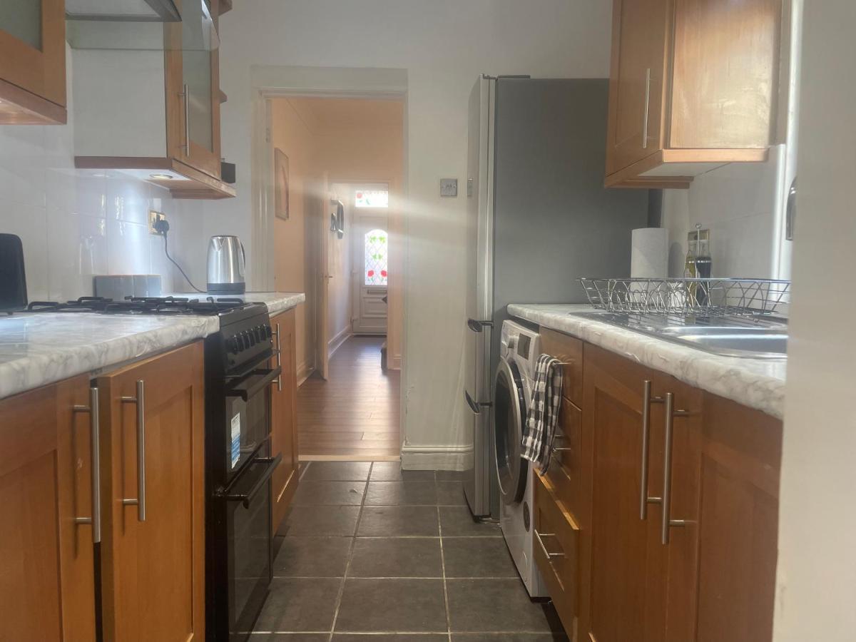 Home Sweet Home In Rg1 With Free Parking Reading Exterior foto