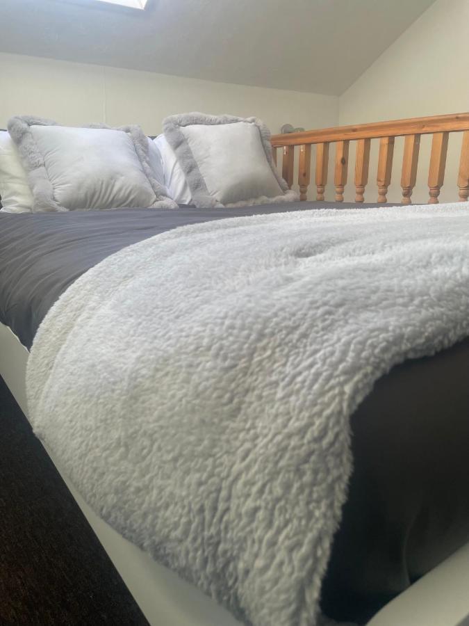 Home Sweet Home In Rg1 With Free Parking Reading Exterior foto