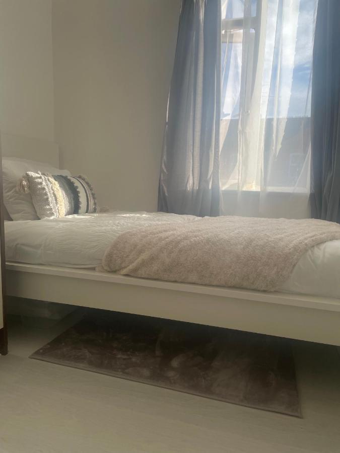 Home Sweet Home In Rg1 With Free Parking Reading Exterior foto